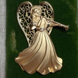 JJ Jonette Jewelry Co Angel Pin Brooch Gold Tone Vintage